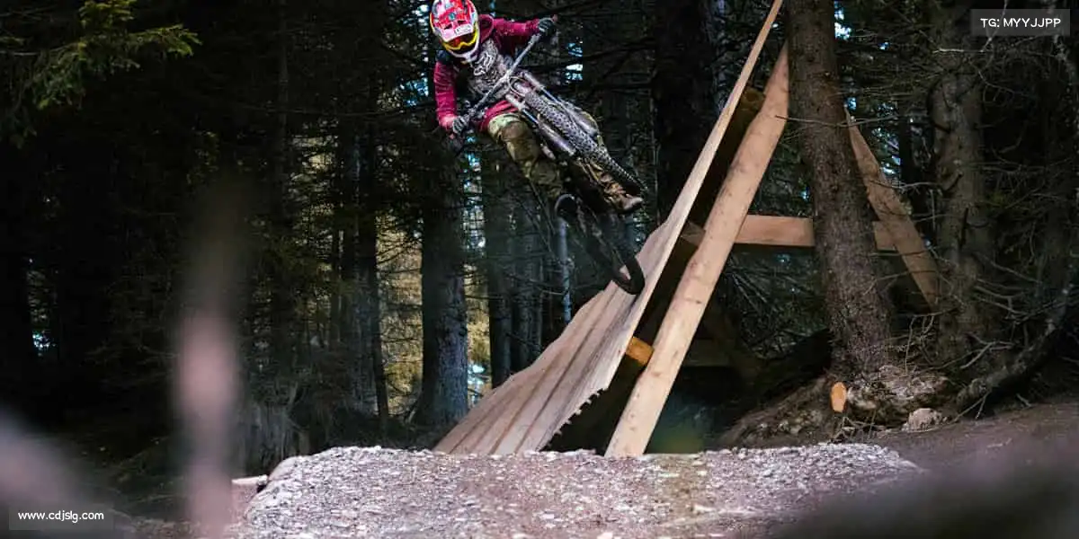 milan米兰🏀篮球撞击地面的声音,是梦想在跳动的节奏!